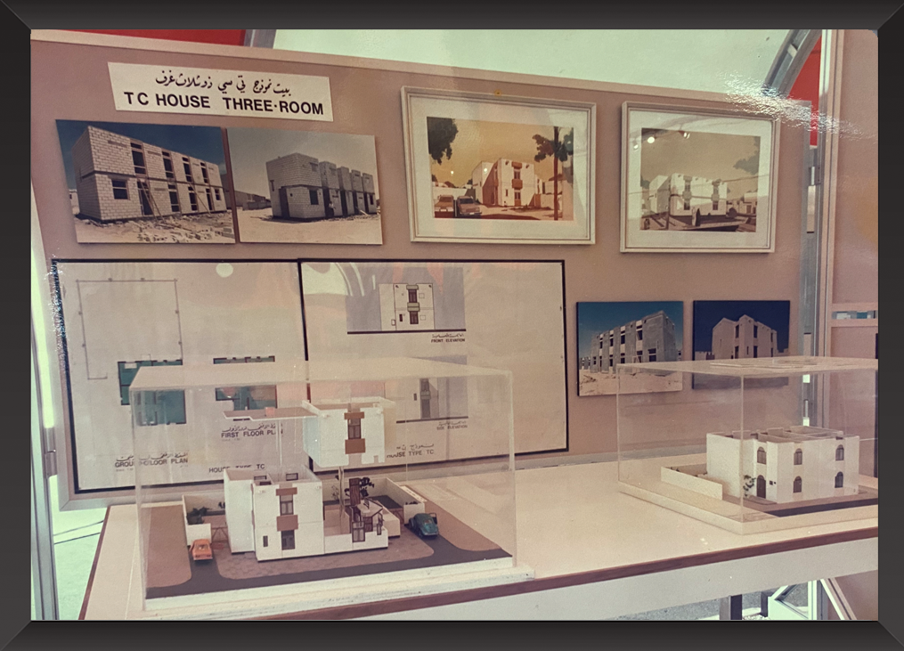 افتتاح معالي الشيخ خالد بن عبدالله آل خليفة وزير الإسكان سابقاً لمعرض وزارة الإسكان عام 1980? ذاكرة إسكانية