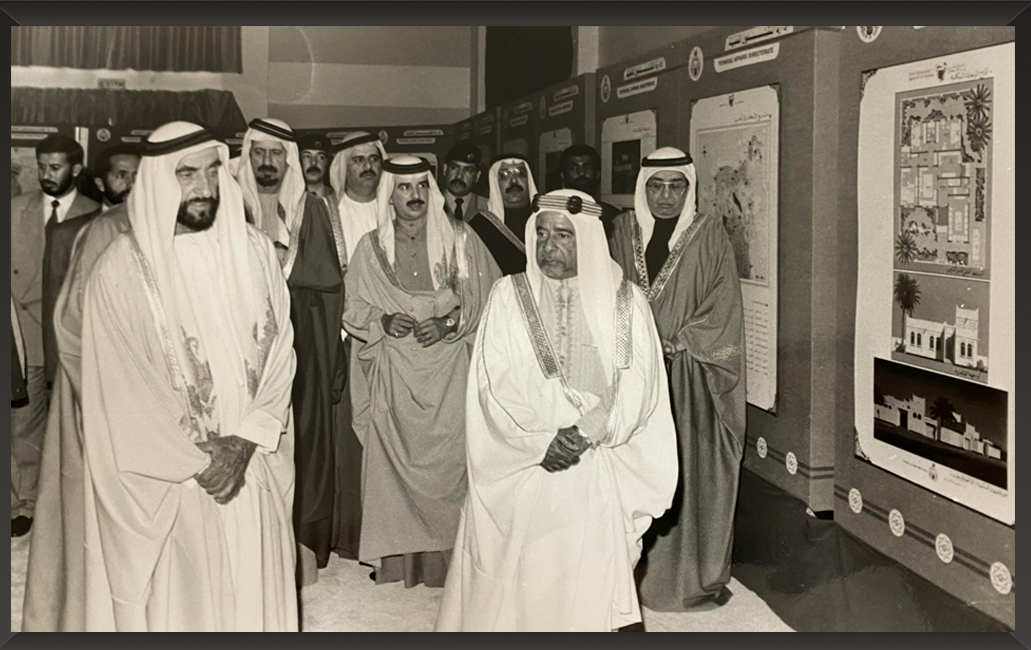 المغفور له بإذن الله تعالى الشيخ عيسى بن سلمان آل خليفة أمير دولة البحرين والمغفور له باذن الله تعالى الشيخ زايد بن سلطان آل نهيان رئيس دولة الإمارات العربية المتحدة في زيارة إلى إحدى مشاريع مدينة حمد? ذاكرة إسكانية