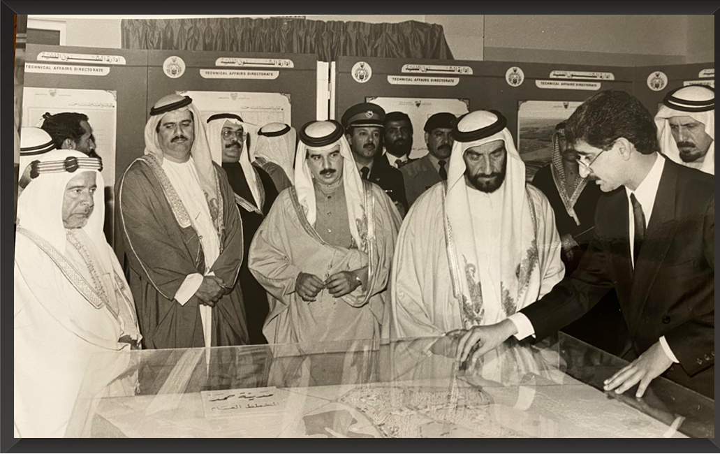 المغفور له بإذن الله تعالى الشيخ عيسى بن سلمان آل خليفة أمير دولة البحرين والمغفور له باذن الله تعالى الشيخ زايد بن سلطان آل نهيان رئيس دولة الإمارات العربية المتحدة في زيارة إلى إحدى مشاريع مدينة حمد? ذاكرة إسكانية