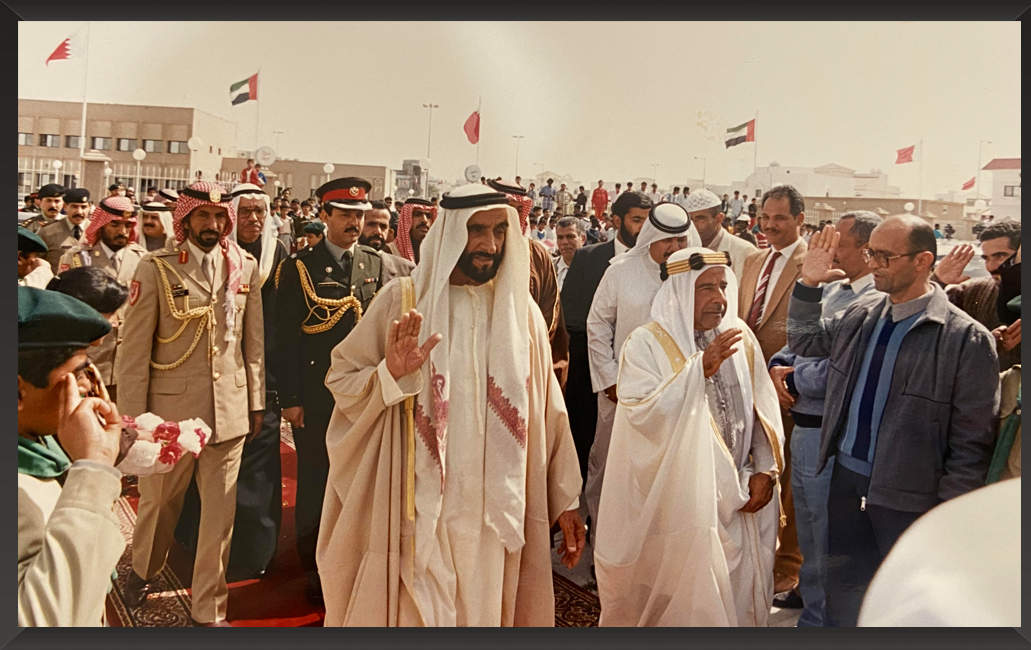 المغفور له بإذن الله تعالى الشيخ عيسى بن سلمان آل خليفة أمير دولة البحرين والمغفور له باذن الله تعالى الشيخ زايد بن سلطان آل نهيان رئيس دولة الإمارات العربية المتحدة في زيارة إلى إحدى مشاريع مدينة حمد? ذاكرة إسكانية