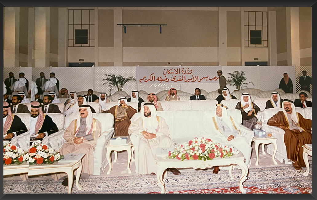 المغفور له بإذن الله تعالى الشيخ عيسى بن سلمان آل خليفة أمير دولة البحرين والمغفور له باذن الله تعالى الشيخ زايد بن سلطان آل نهيان رئيس دولة الإمارات العربية المتحدة في زيارة إلى إحدى مشاريع مدينة حمد? ذاكرة إسكانية