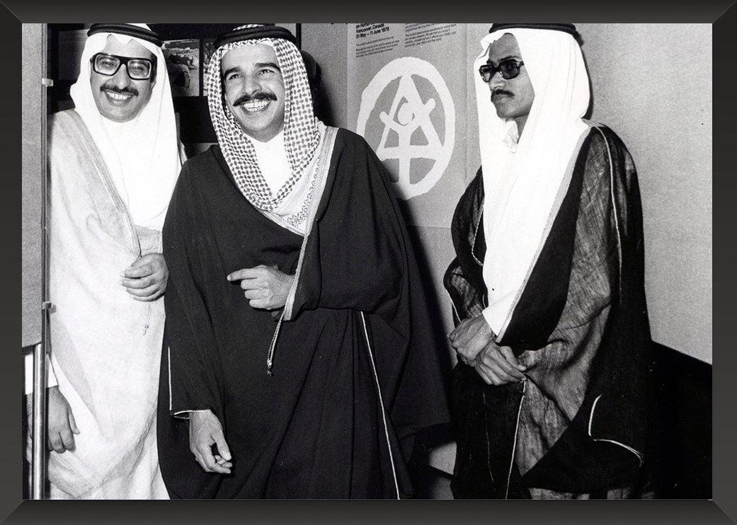 حضرة صاحب الجلالة الملك حمد بن عيسى آل خليفه حفظه الله ورعاه لدى تفضله بزيارة معرض وزارة الإسكان في السبعينيات .? ذاكرة إسكانية