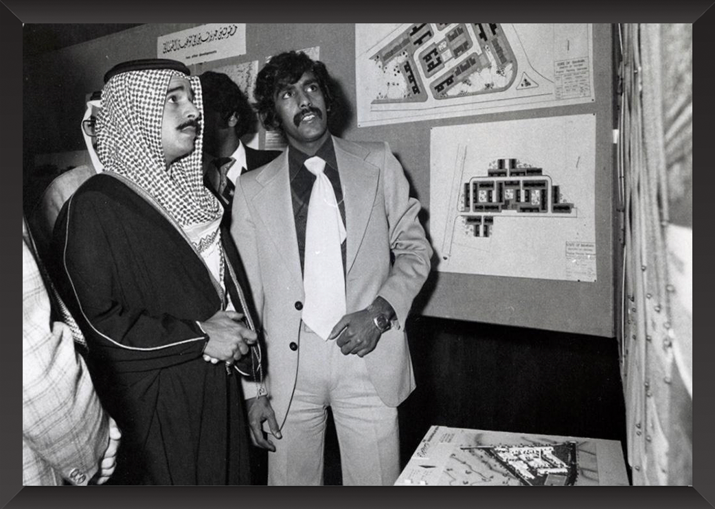 حضرة صاحب الجلالة الملك حمد بن عيسى آل خليفه حفظه الله ورعاه لدى تفضله بزيارة معرض وزارة الإسكان في السبعينيات .? ذاكرة إسكانية