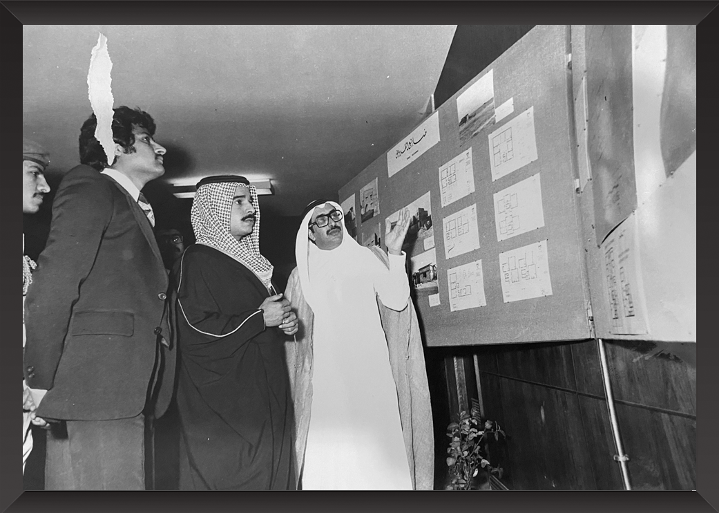 حضرة صاحب الجلالة الملك حمد بن عيسى آل خليفه حفظه الله ورعاه لدى تفضله بزيارة معرض وزارة الإسكان في السبعينيات .? ذاكرة إسكانية