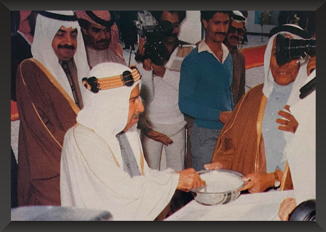 المغفور له بإذن الله تعالى الأمير عيسى بن سلمان آل خليفة طيب الله ثراه لدى تفضله بوضع حجر أساس مشروع مدينة حمد عام 1982م .? ذاكرة إسكانية