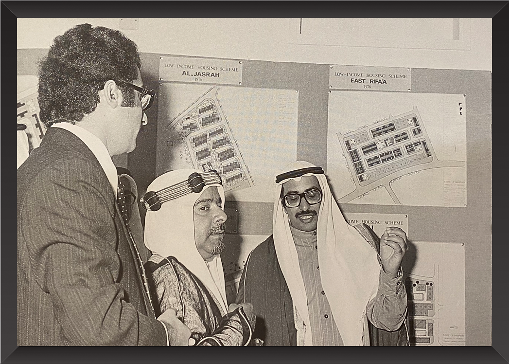 المغفور له بإذن الله تعالى الأمير عيسى بن سلمان آل خليفة طيب الله ثراه خلال رعايته حفل افتتاح مشروع دمستان الإسكاني ديسمبر 1976م? ذاكرة إسكانية