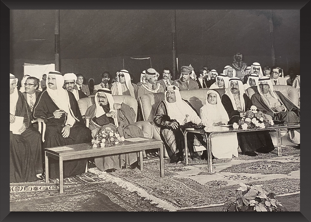 ‎المغفور له بإذن الله تعالى الأمير عيسى بن سلمان آل خليفة طيب الله ثراه خلال رعايته حفل افتتاح مشروع دمستان الإسكاني ديسمبر 1976م? ذاكرة إسكانية