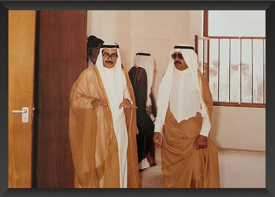 صاحب السمو الملكي الأمير خليفة بن سلمان آل خليفة رئيس الوزراء الموقر حفظه الله ورعاه يتفقد أحد المشروعات الإسكانية? ذاكرة إسكانية