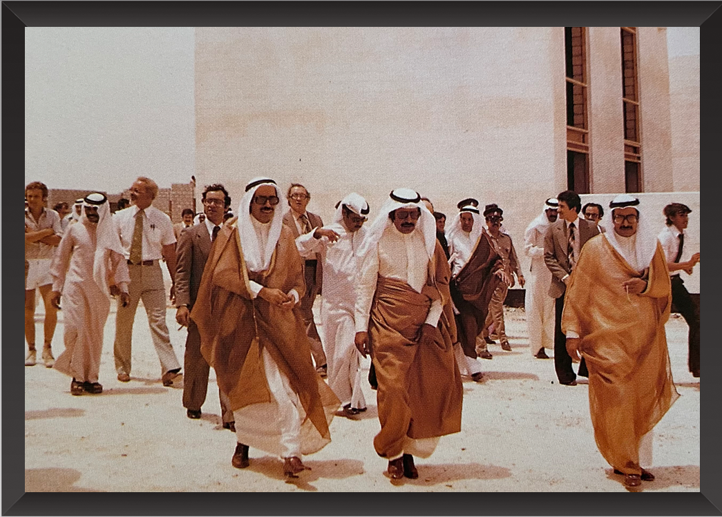 صاحب السمو الملكي الأمير خليفة بن سلمان آل خليفة رئيس الوزراء الموقر حفظه الله ورعاه يتفقد أحد المشروعات الإسكانية? ذاكرة إسكانية