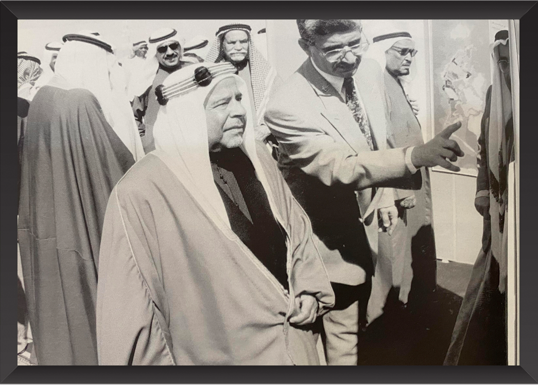 زيارة الراحل العظيم المغفور له بإذن الله تعالى الأمير عيسى بن سلمان آل خليفة طيب الله ثراه التفقدية الى جزر حوار للإطلاع على الحياة الفطرية والبيئة والمشاريع الإسكانية والتنموية بها في 1998? ذاكرة إسكانية