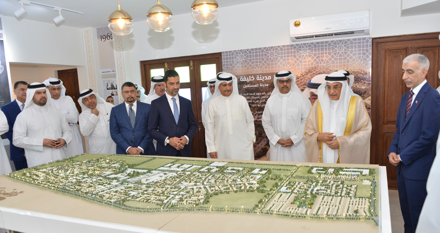 ? زيارة معالي الشيخ خالد بن عبدالله مدينة خليفة