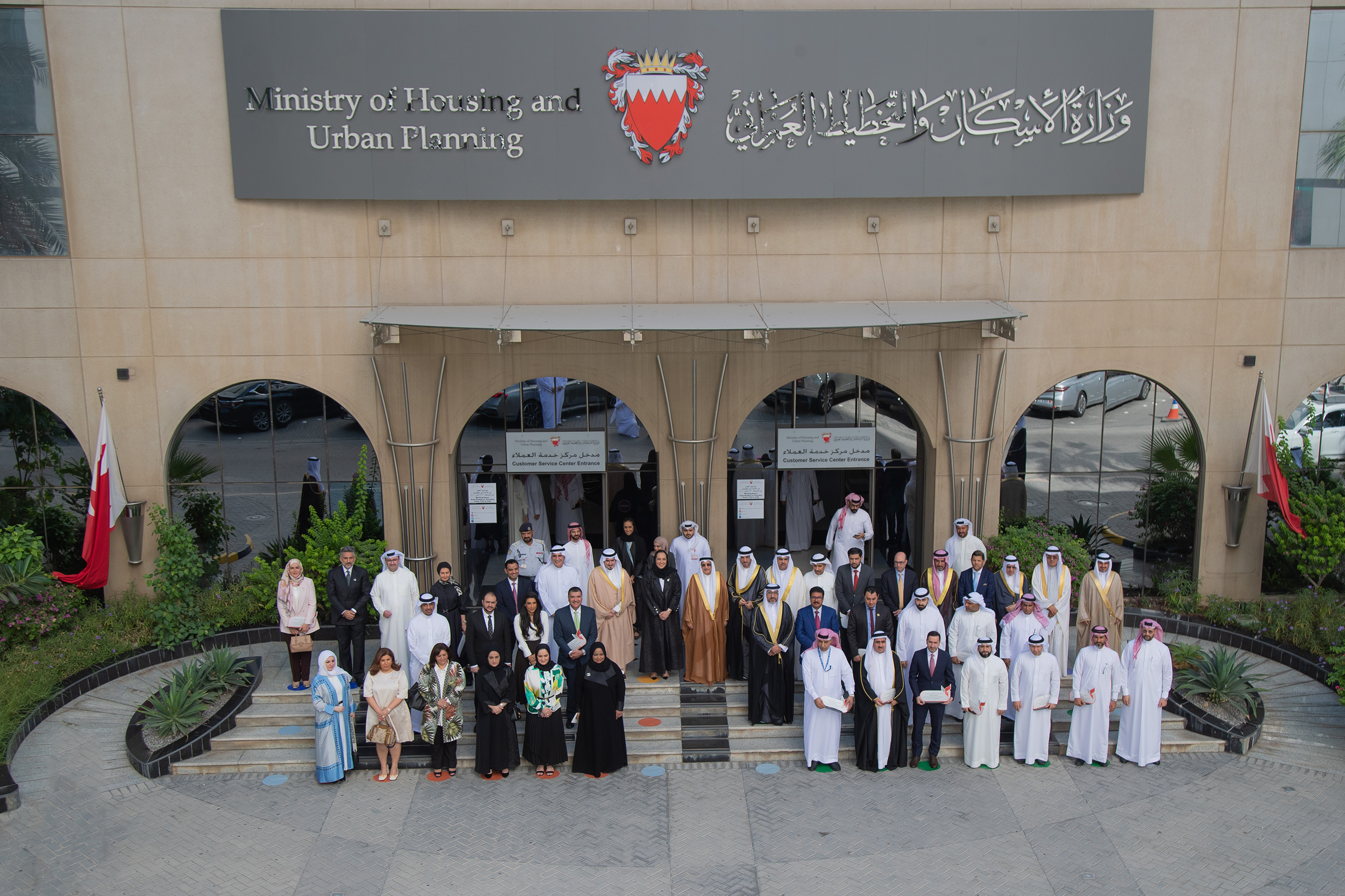 ? زيارة الشيخ خالد بن عبد الله آل خليفة وزارة الإسكان والتخطيط العمراني