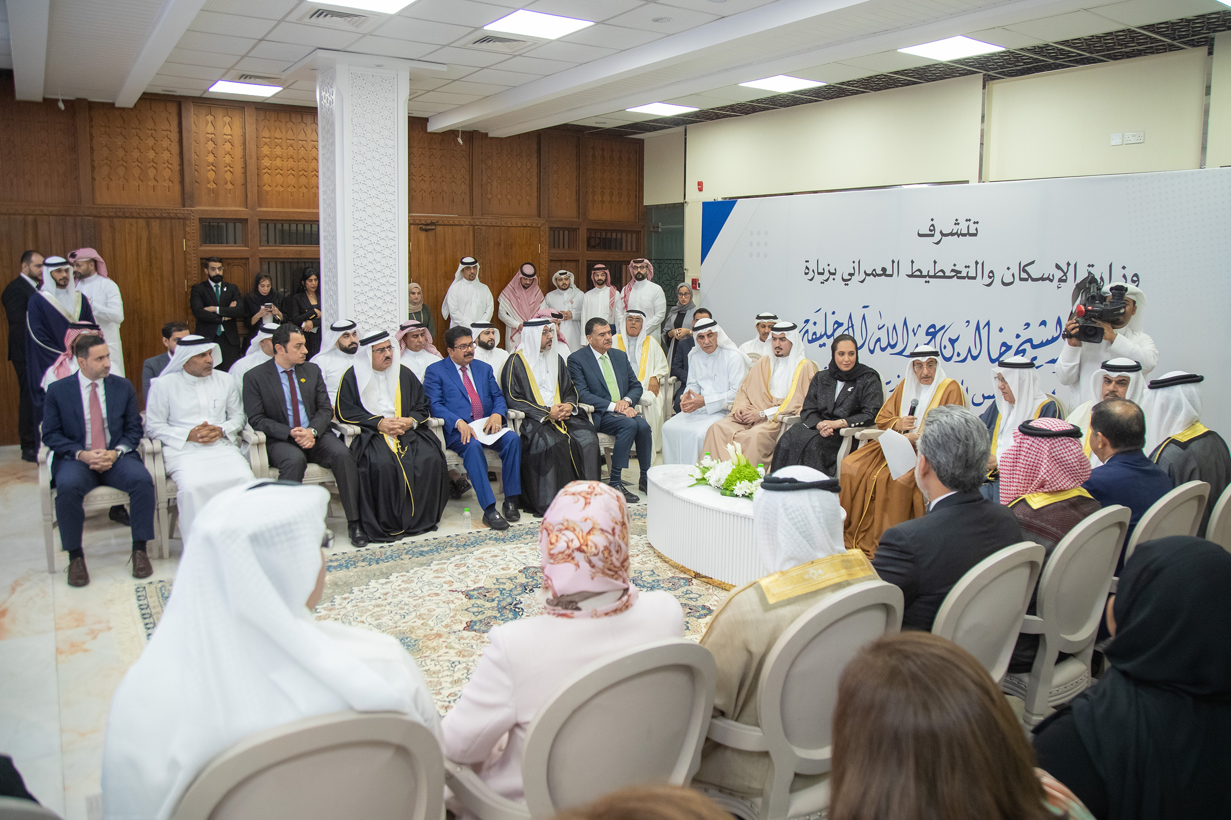 ? زيارة الشيخ خالد بن عبد الله آل خليفة وزارة الإسكان والتخطيط العمراني