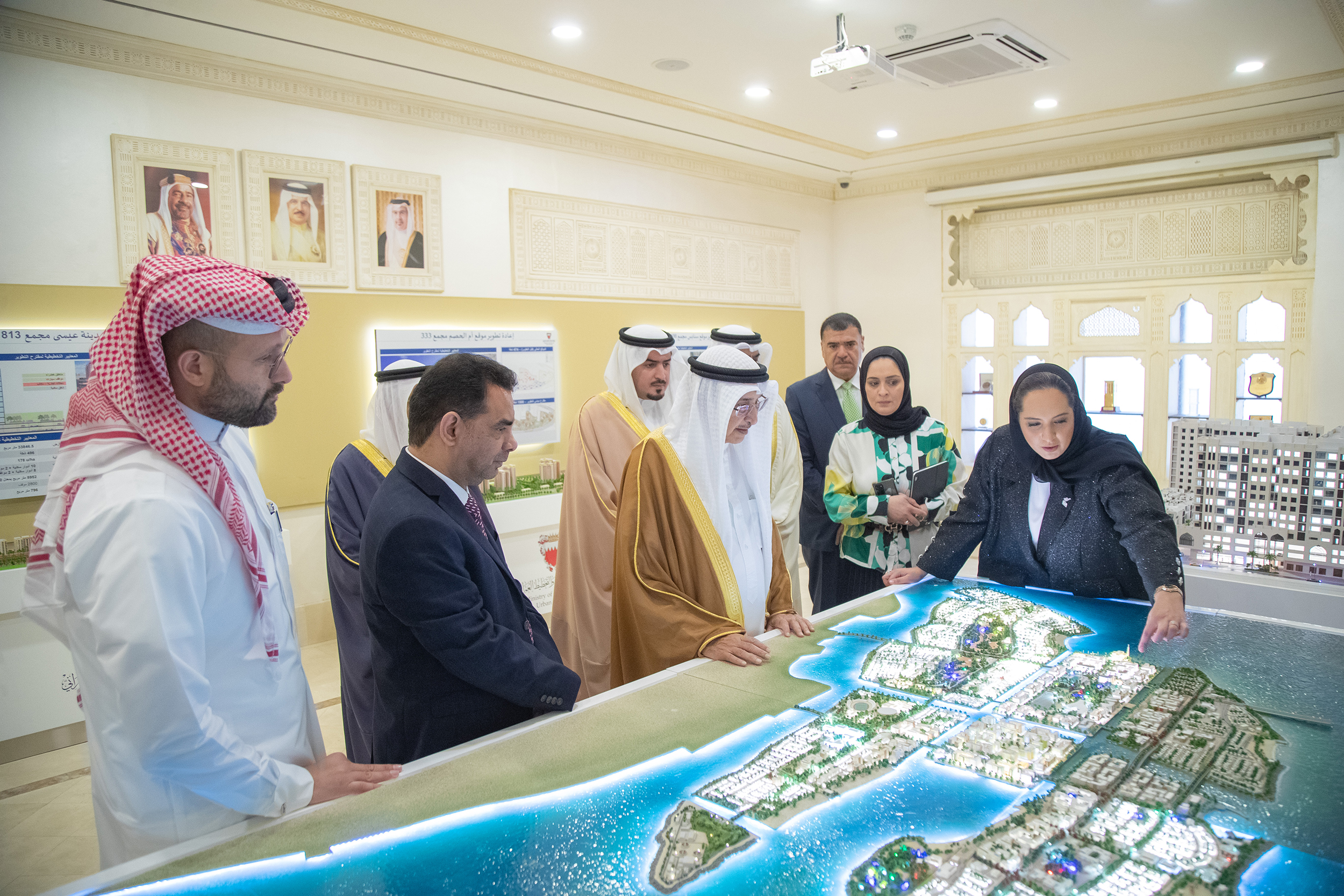 ? زيارة الشيخ خالد بن عبد الله آل خليفة وزارة الإسكان والتخطيط العمراني