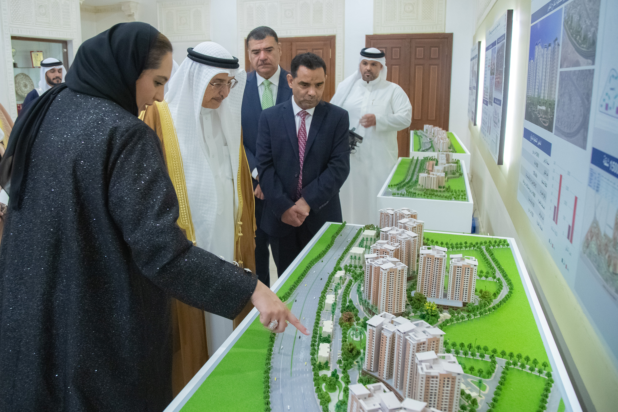 ? زيارة الشيخ خالد بن عبد الله آل خليفة وزارة الإسكان والتخطيط العمراني