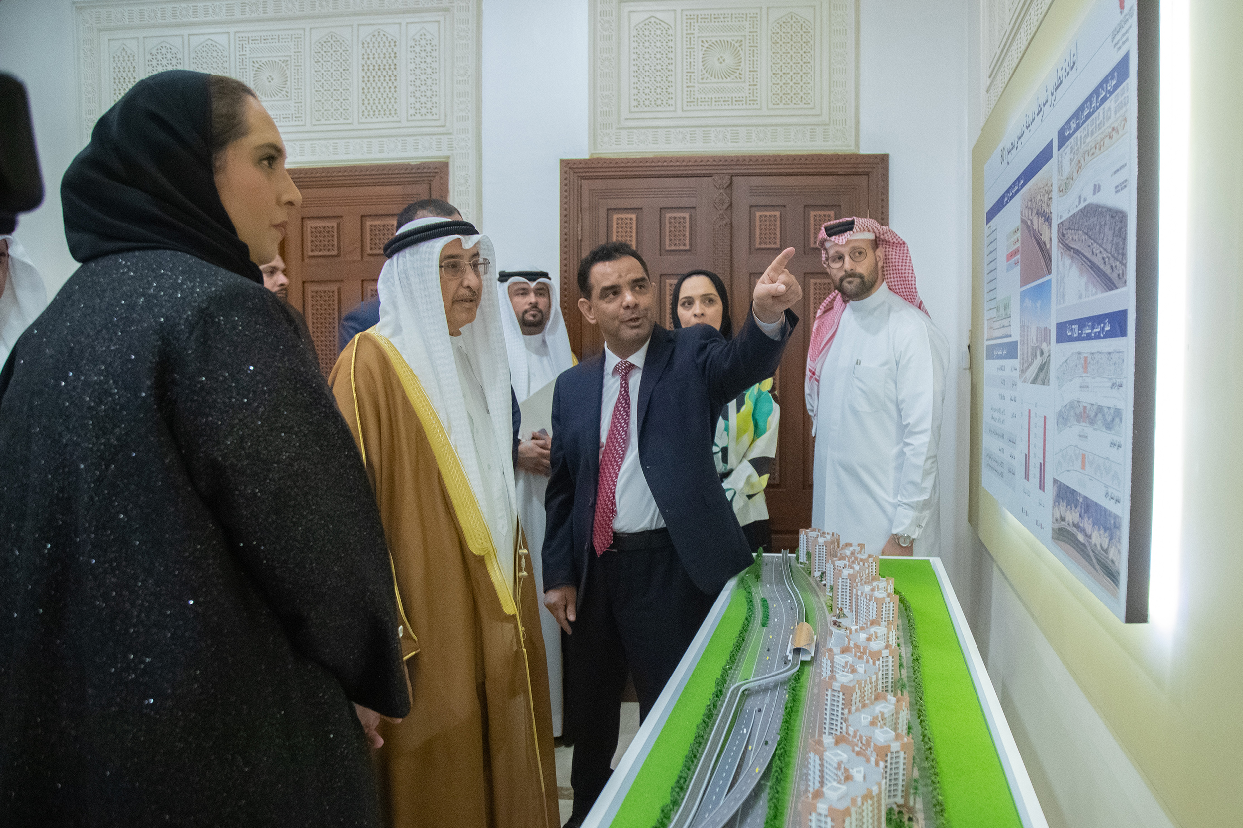 ? زيارة الشيخ خالد بن عبد الله آل خليفة وزارة الإسكان والتخطيط العمراني