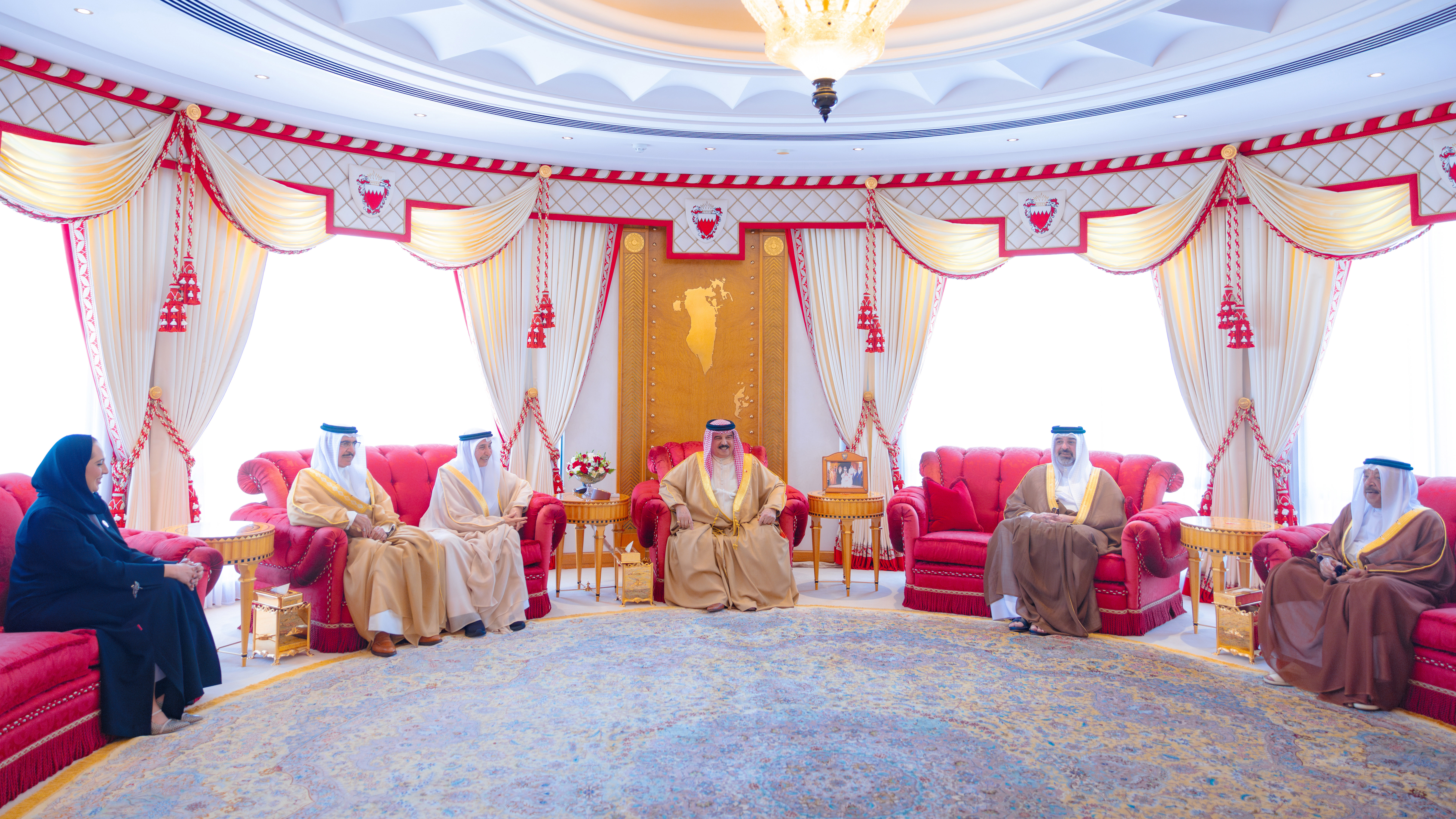 جلالة الملك المعظم يستقبل وزيرة الإسكان والتخطيط العمراني ويطلع جلالته على مستجدات مشروع تطوير مدينة المحرق بما يحفظ هويتها الثقافية والتاريخية