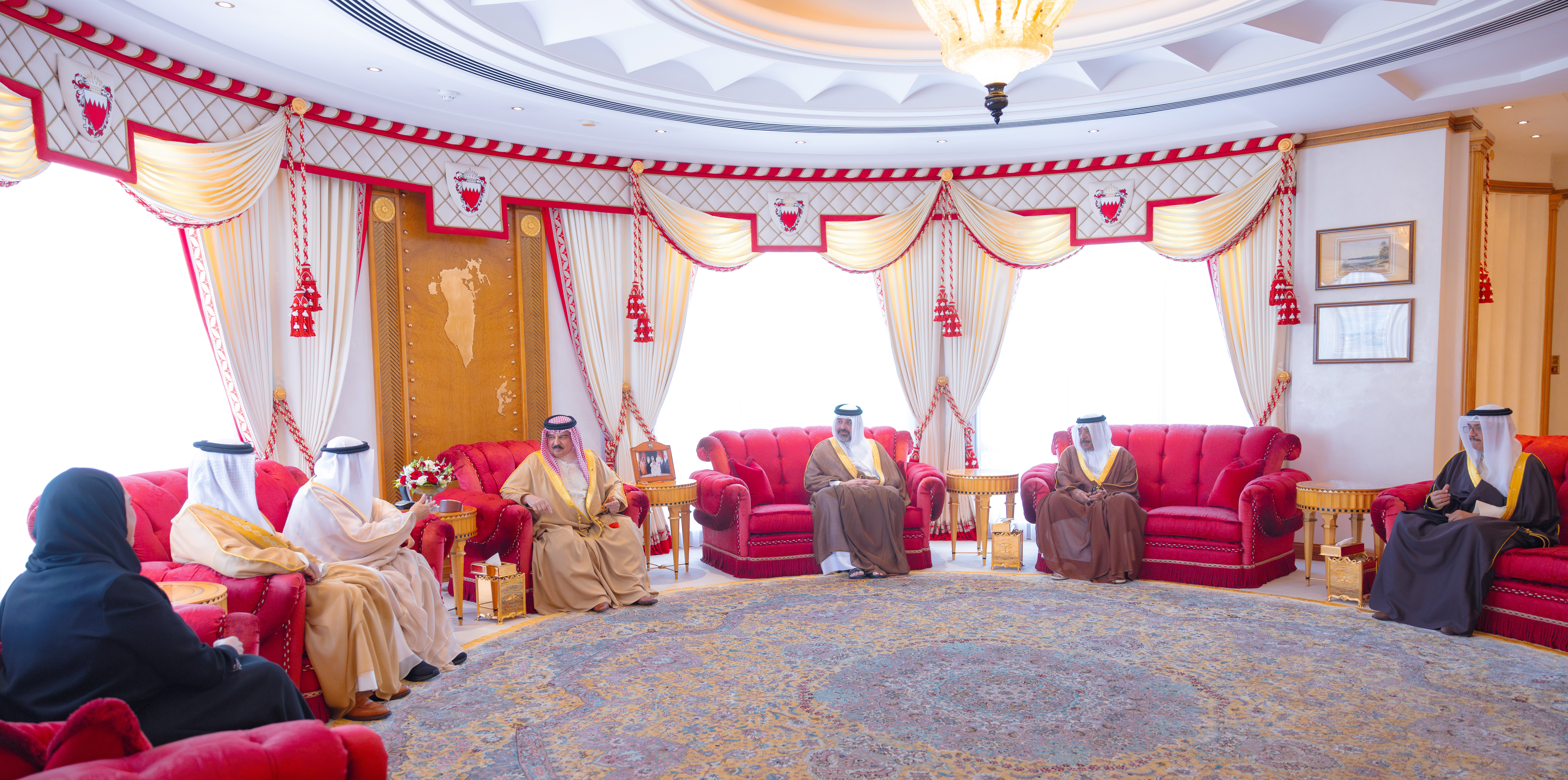 ? جلالة الملك المعظم يستقبل وزيرة الإسكان والتخطيط العمراني ويطلع جلالته على مستجدات مشروع تطوير مدينة المحرق بما يحفظ هويتها الثقافية والتاريخية