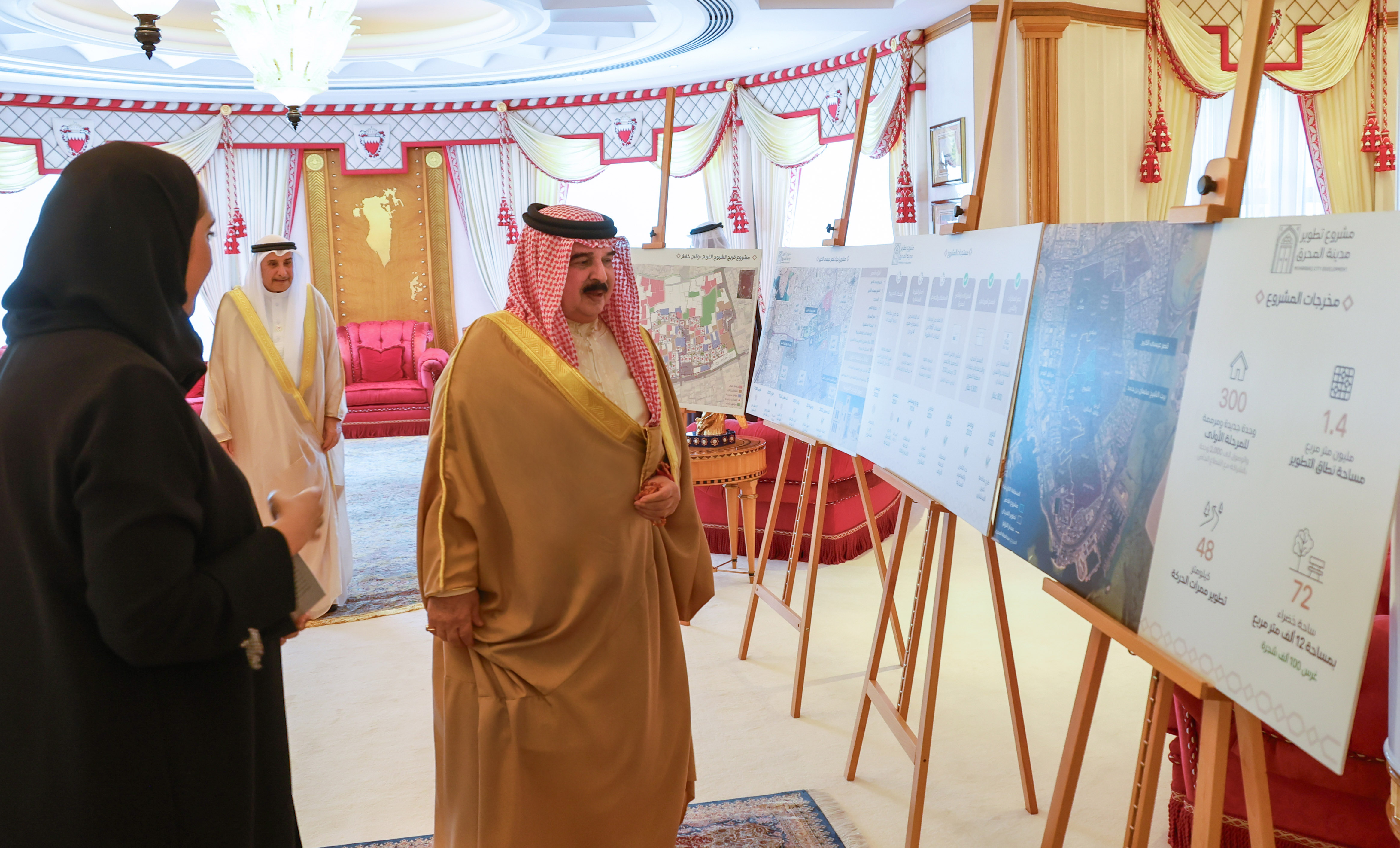 ? جلالة الملك المعظم يستقبل وزيرة الإسكان والتخطيط العمراني ويطلع جلالته على مستجدات مشروع تطوير مدينة المحرق بما يحفظ هويتها الثقافية والتاريخية