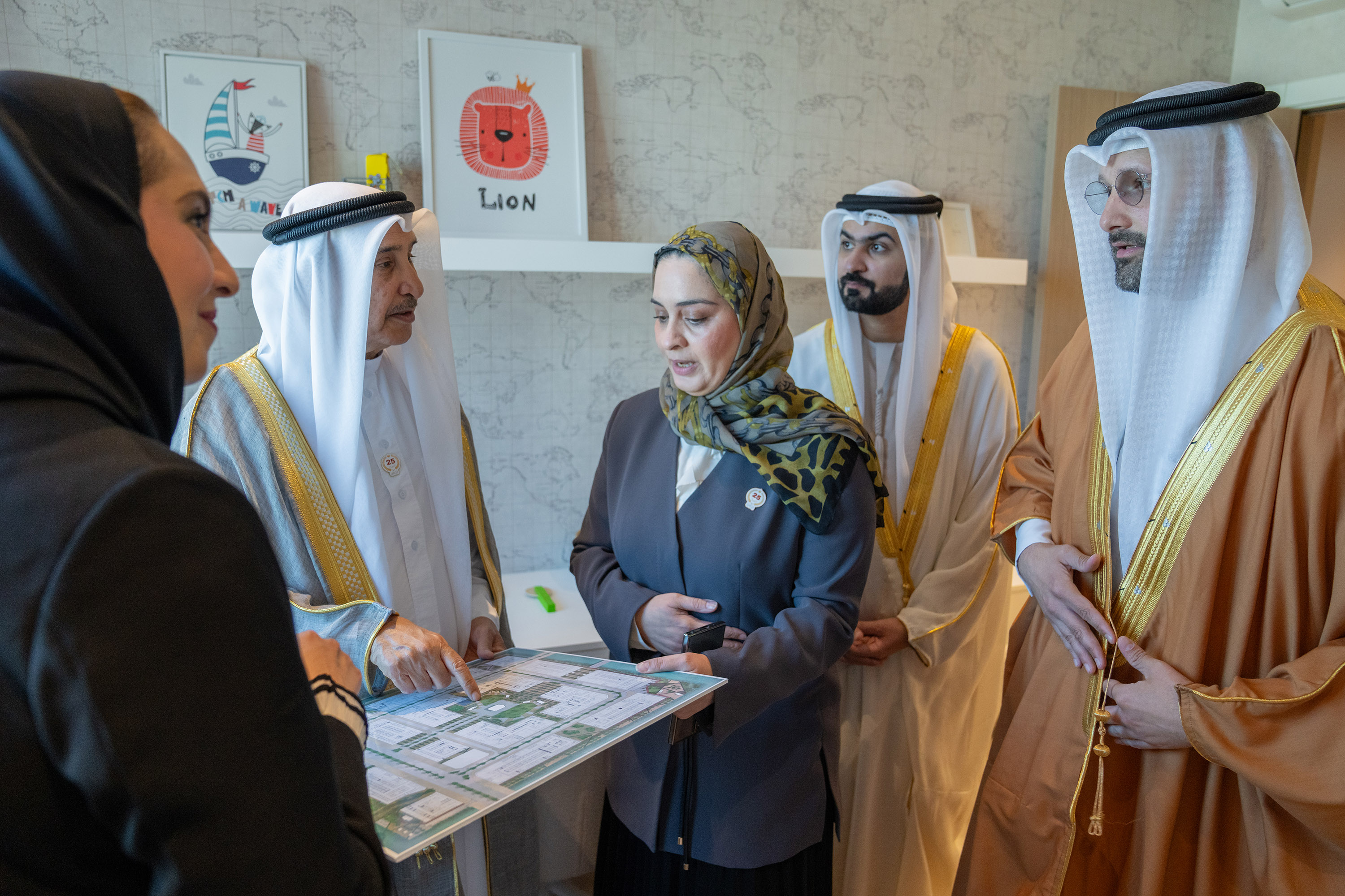 ?  الشيخ خالد بن عبد الله آل خليفة يفتتح مشروع العمارات الإسكانية بمدينة سلمان