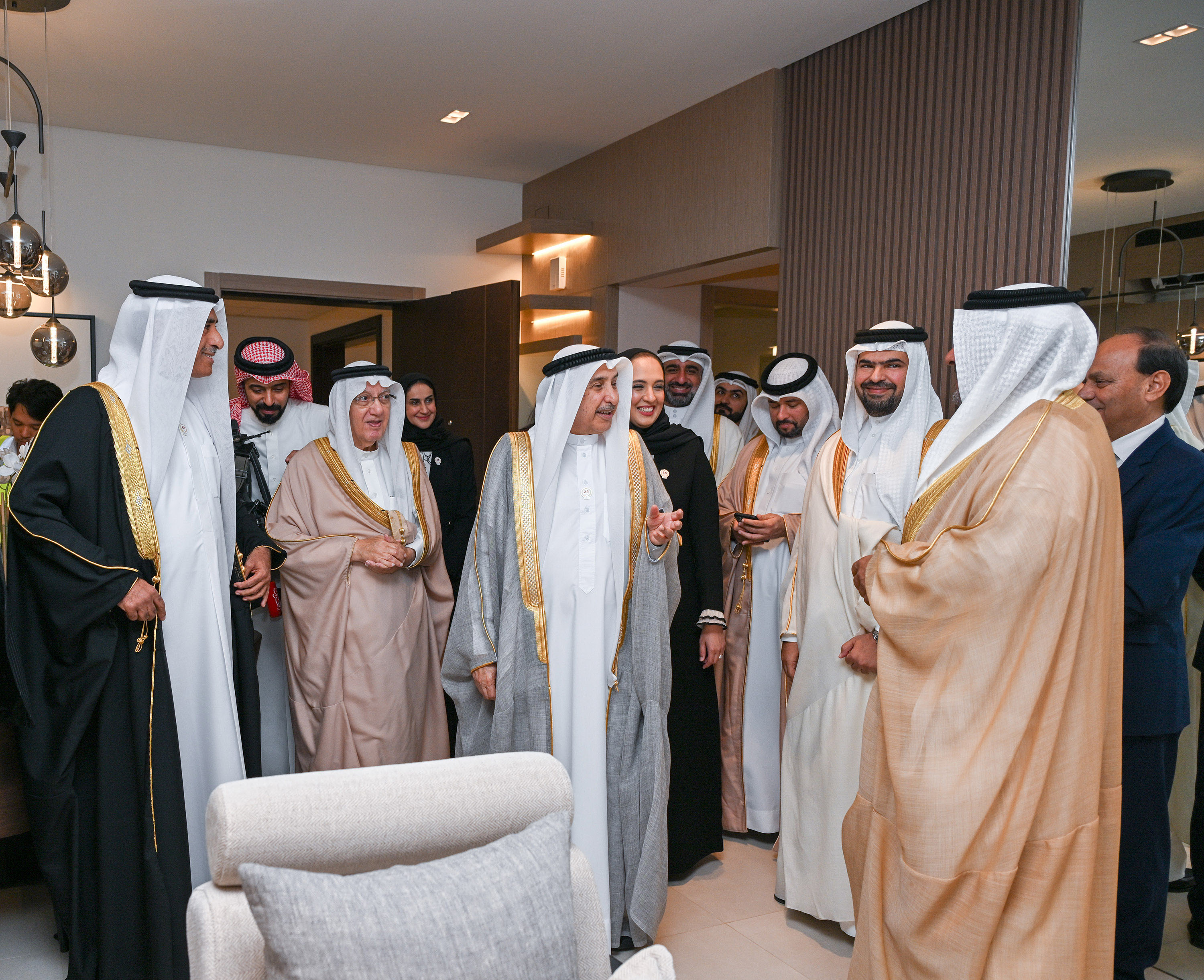 ?  الشيخ خالد بن عبد الله آل خليفة يفتتح مشروع العمارات الإسكانية بمدينة سلمان