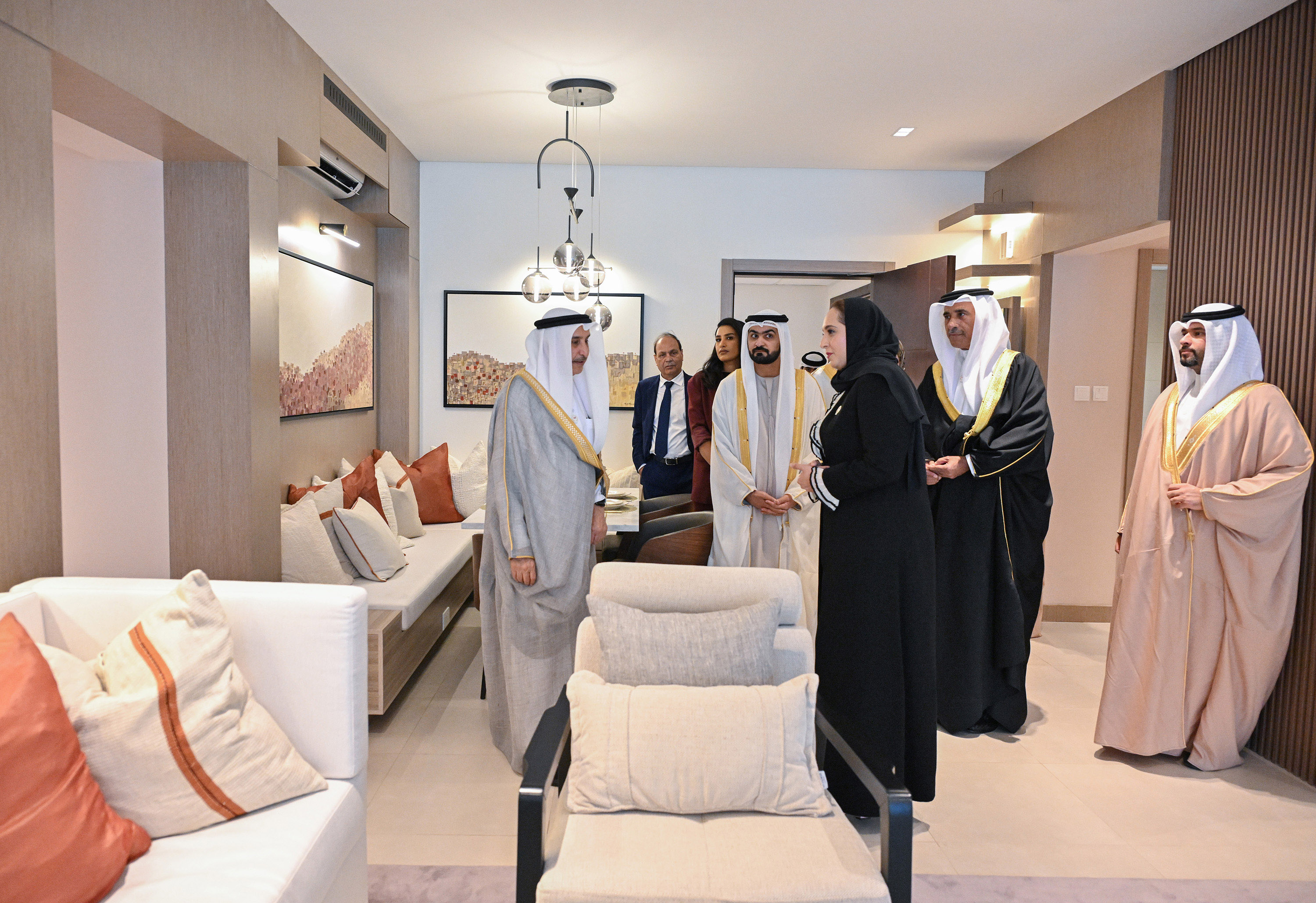 ?  الشيخ خالد بن عبد الله آل خليفة يفتتح مشروع العمارات الإسكانية بمدينة سلمان