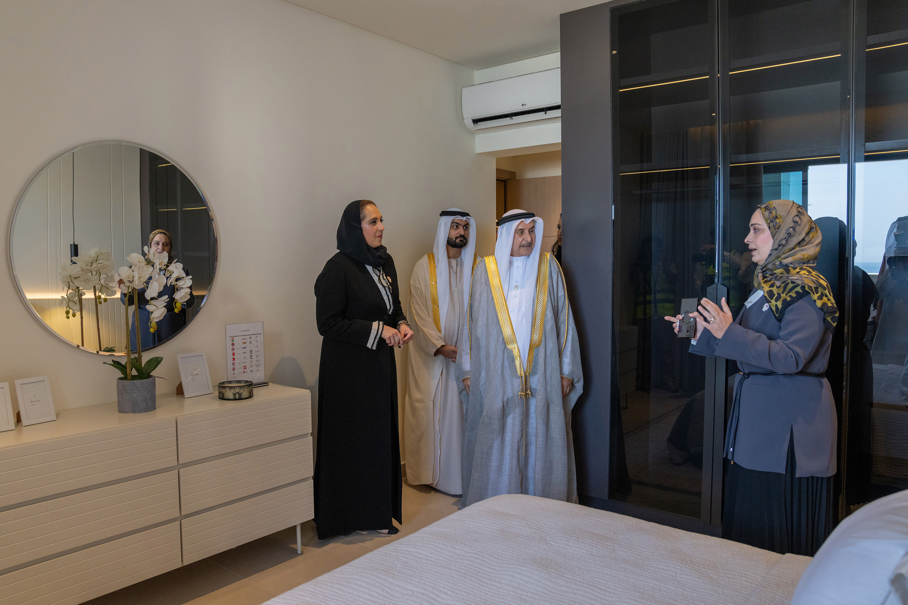 ?  الشيخ خالد بن عبد الله آل خليفة يفتتح مشروع العمارات الإسكانية بمدينة سلمان