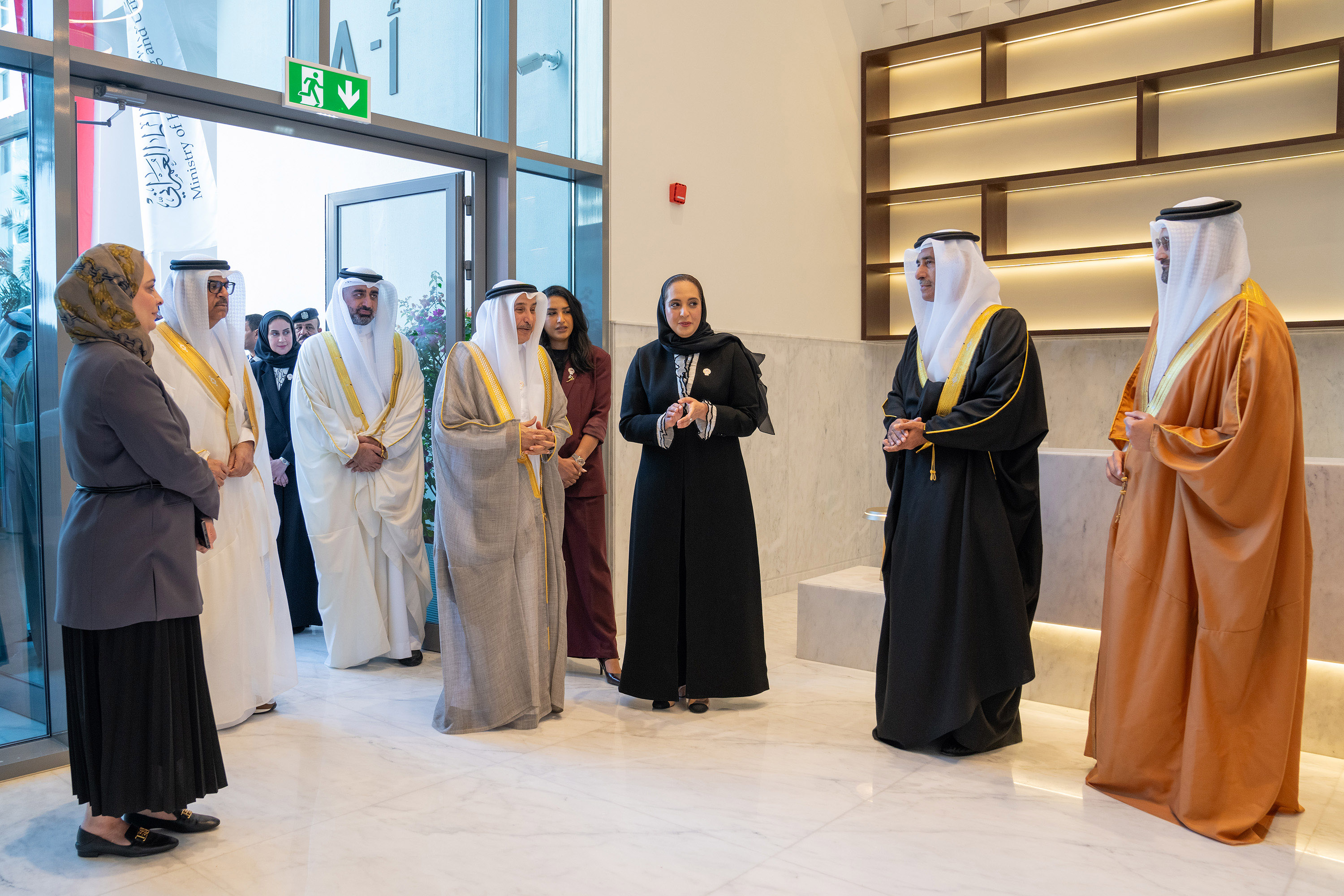 ?  الشيخ خالد بن عبد الله آل خليفة يفتتح مشروع العمارات الإسكانية بمدينة سلمان