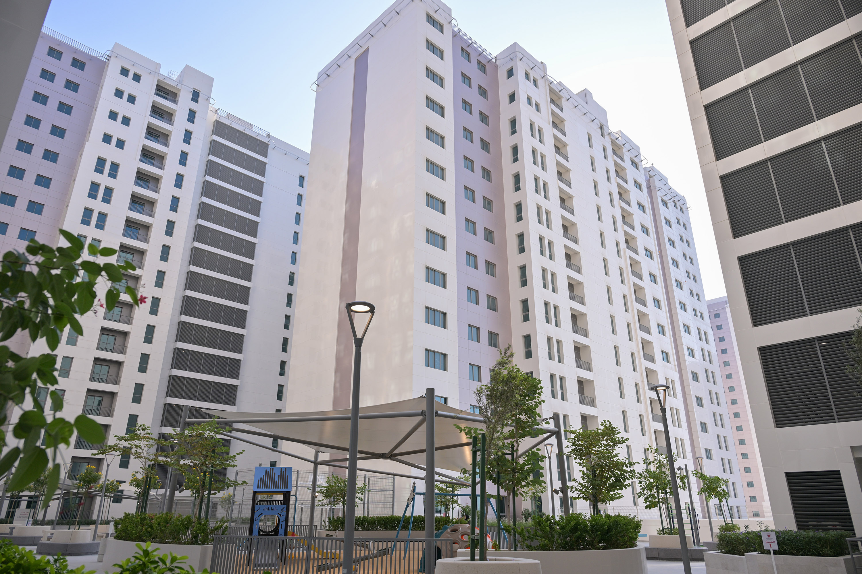 ?  الشيخ خالد بن عبد الله آل خليفة يفتتح مشروع العمارات الإسكانية بمدينة سلمان