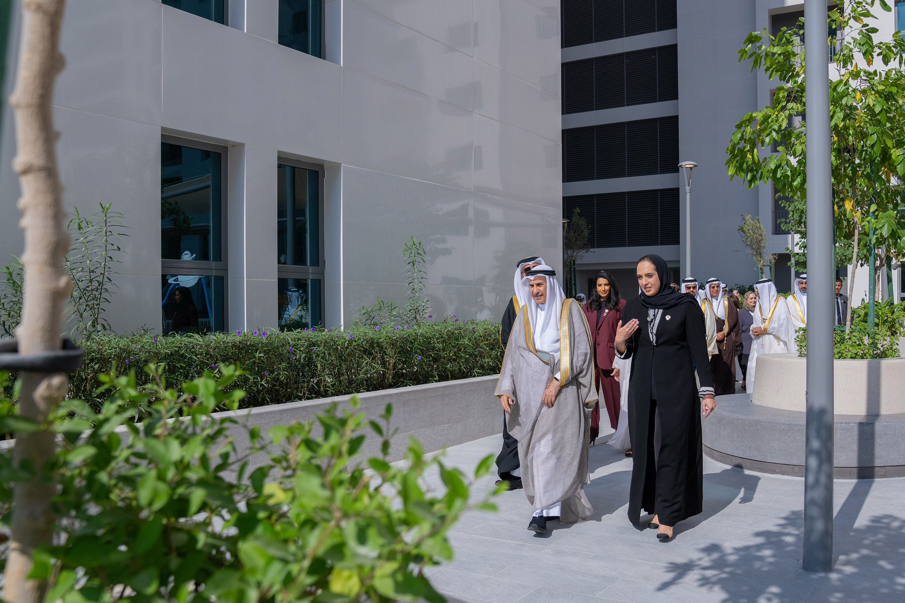 ?  الشيخ خالد بن عبد الله آل خليفة يفتتح مشروع العمارات الإسكانية بمدينة سلمان