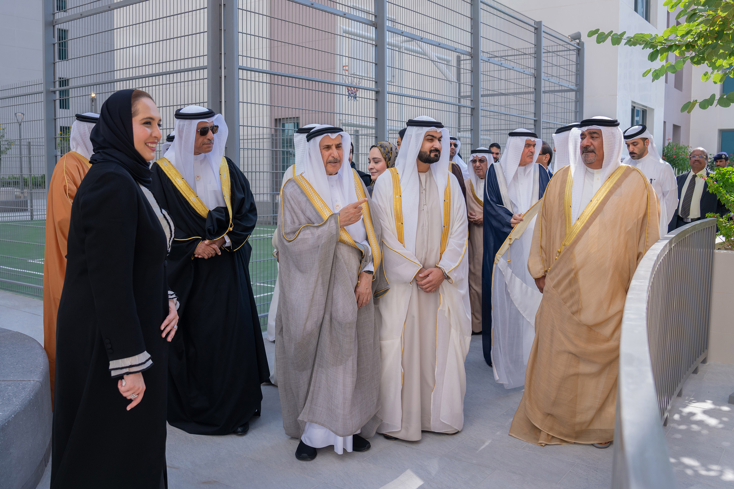 ?  الشيخ خالد بن عبد الله آل خليفة يفتتح مشروع العمارات الإسكانية بمدينة سلمان