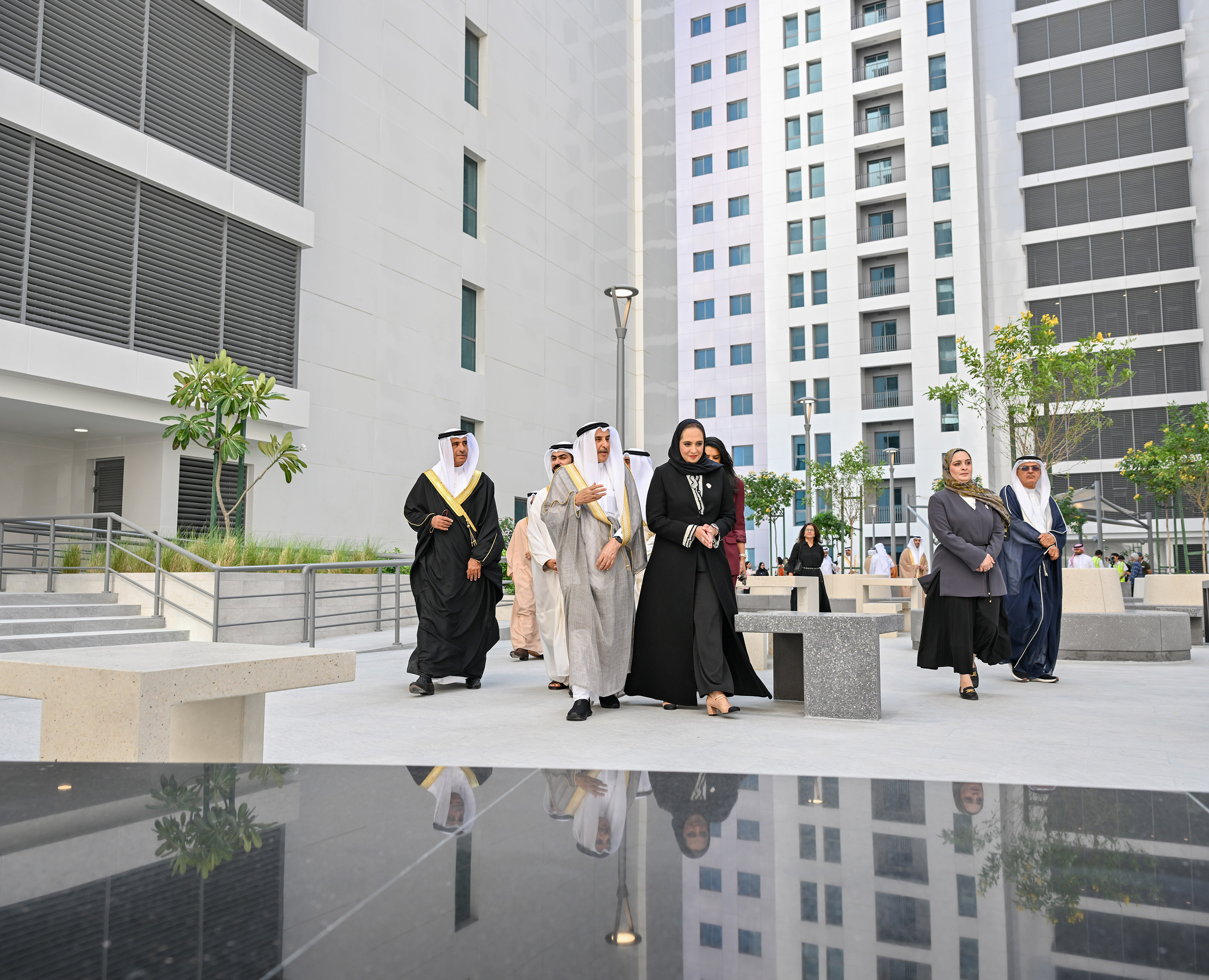 ?  الشيخ خالد بن عبد الله آل خليفة يفتتح مشروع العمارات الإسكانية بمدينة سلمان