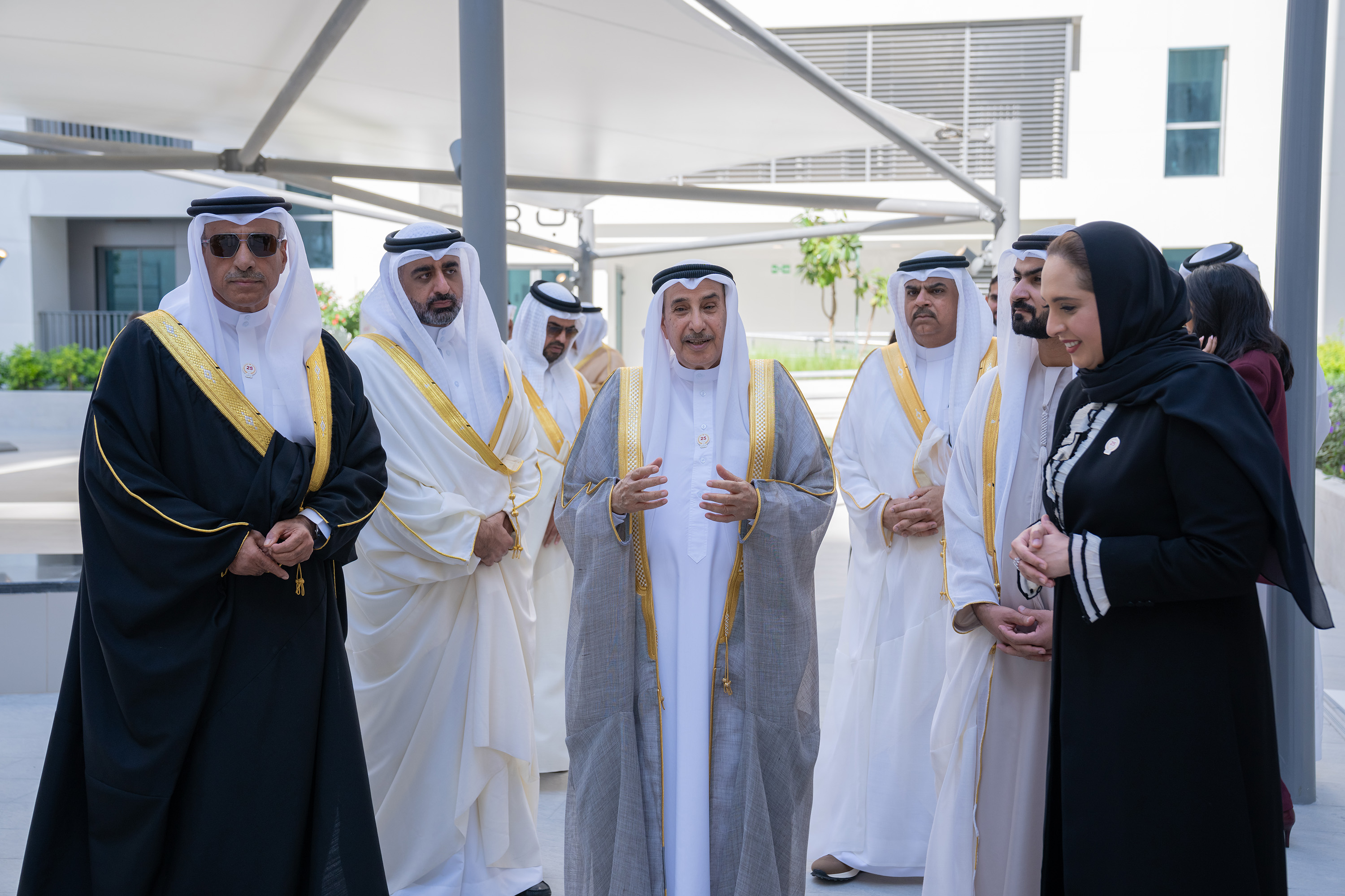 ?  الشيخ خالد بن عبد الله آل خليفة يفتتح مشروع العمارات الإسكانية بمدينة سلمان