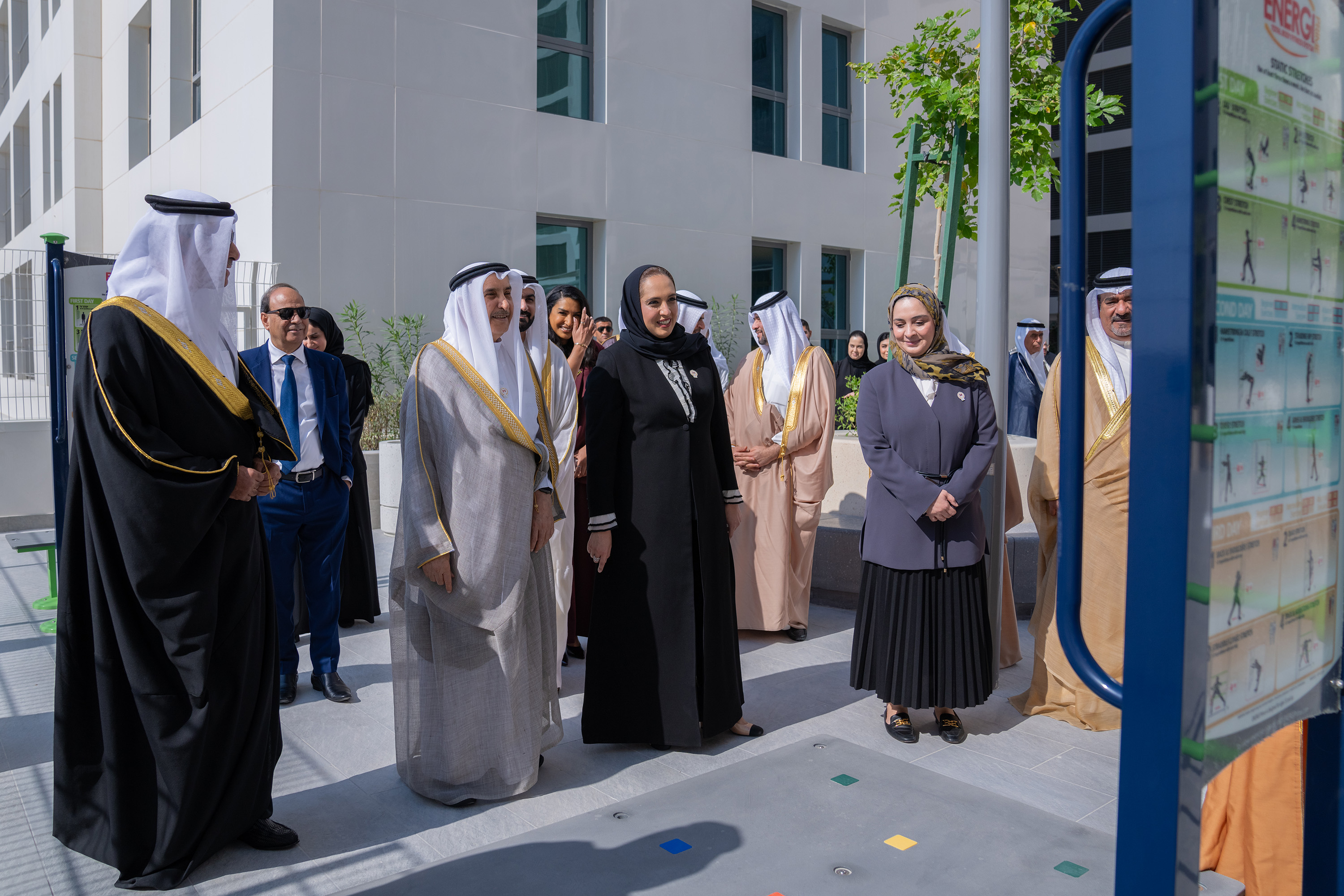 ?  الشيخ خالد بن عبد الله آل خليفة يفتتح مشروع العمارات الإسكانية بمدينة سلمان