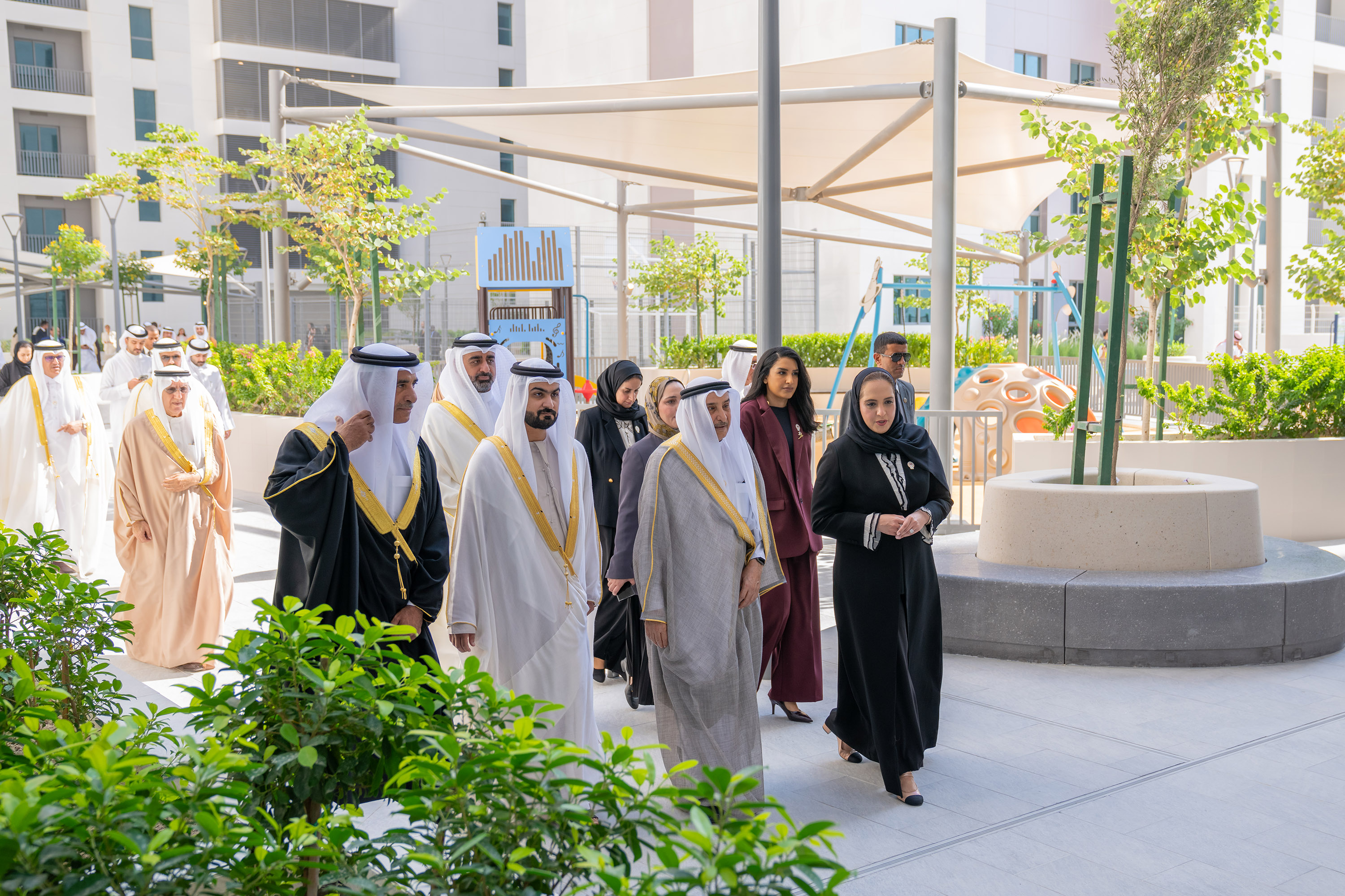 ?  الشيخ خالد بن عبد الله آل خليفة يفتتح مشروع العمارات الإسكانية بمدينة سلمان