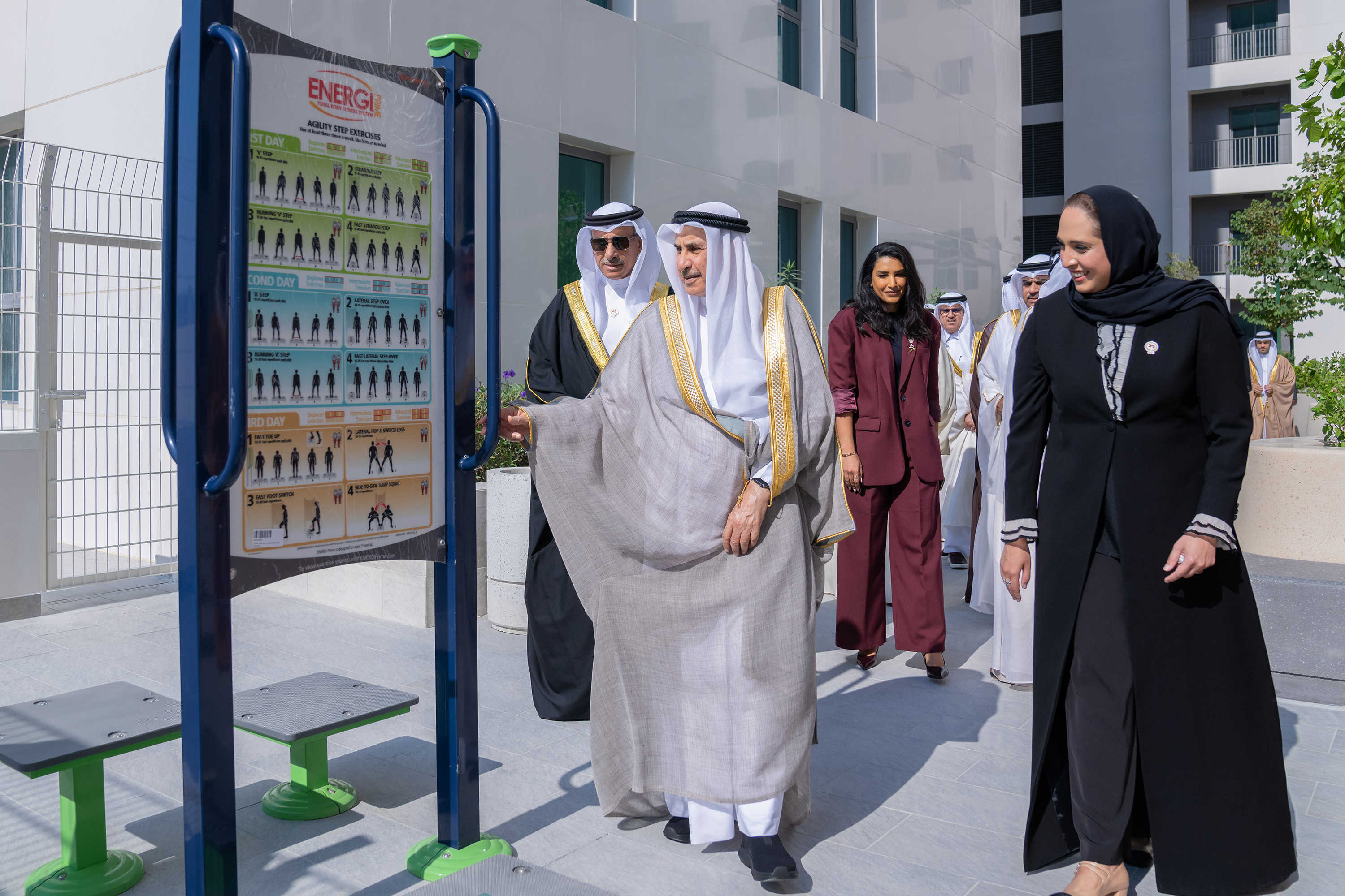 ?  الشيخ خالد بن عبد الله آل خليفة يفتتح مشروع العمارات الإسكانية بمدينة سلمان