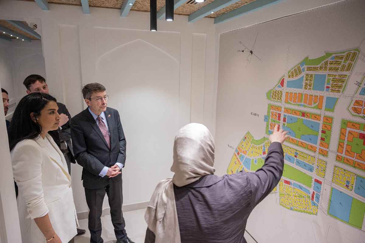 سفير جمهورية ألمانيا الاتحادية لدى مملكة البحرين يطلع ميدانياً على المشاريع الإسكانية بمدينة سلمان