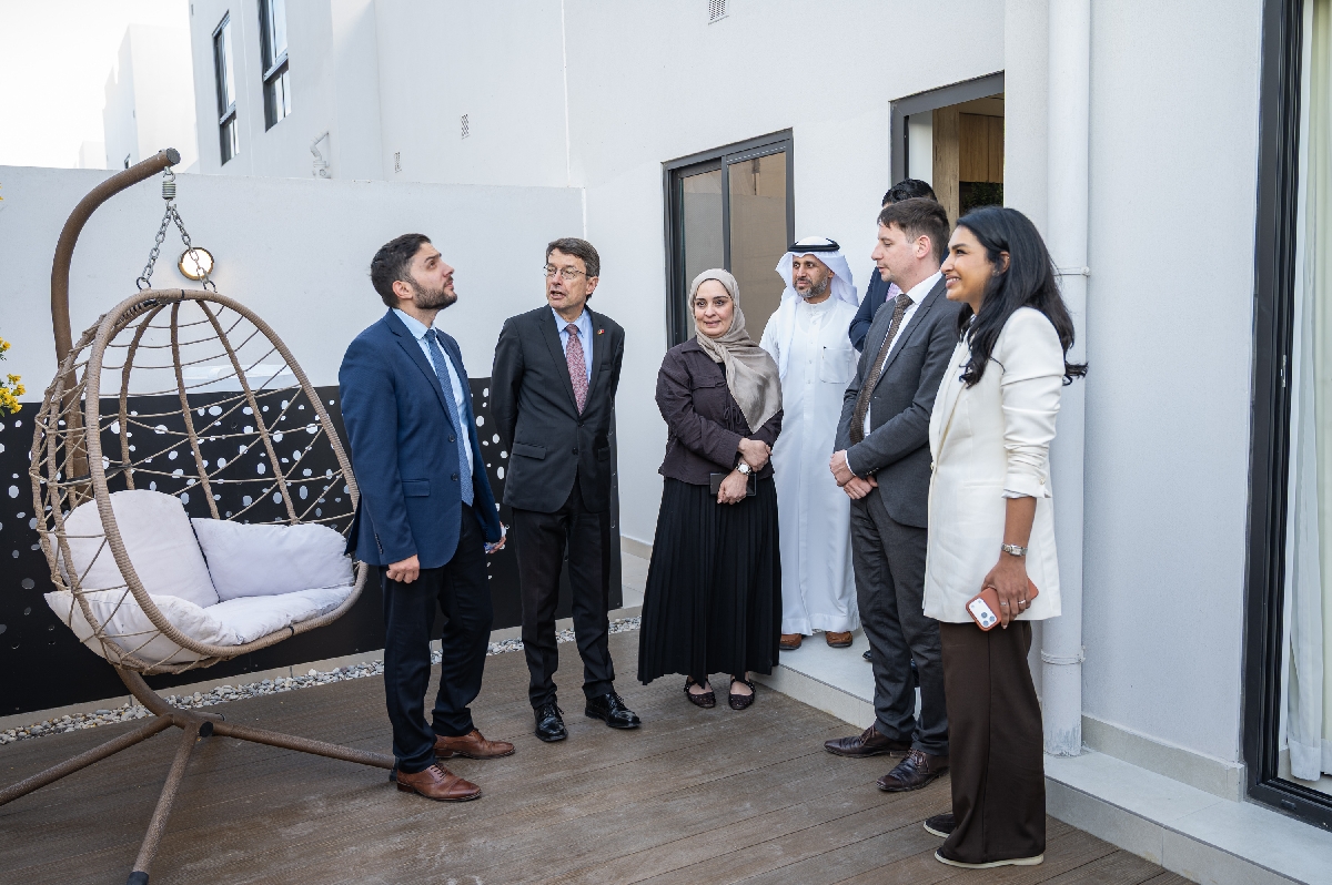 ? سفير جمهورية ألمانيا الاتحادية لدى مملكة البحرين يطلع ميدانياً على المشاريع الإسكانية بمدينة سلمان