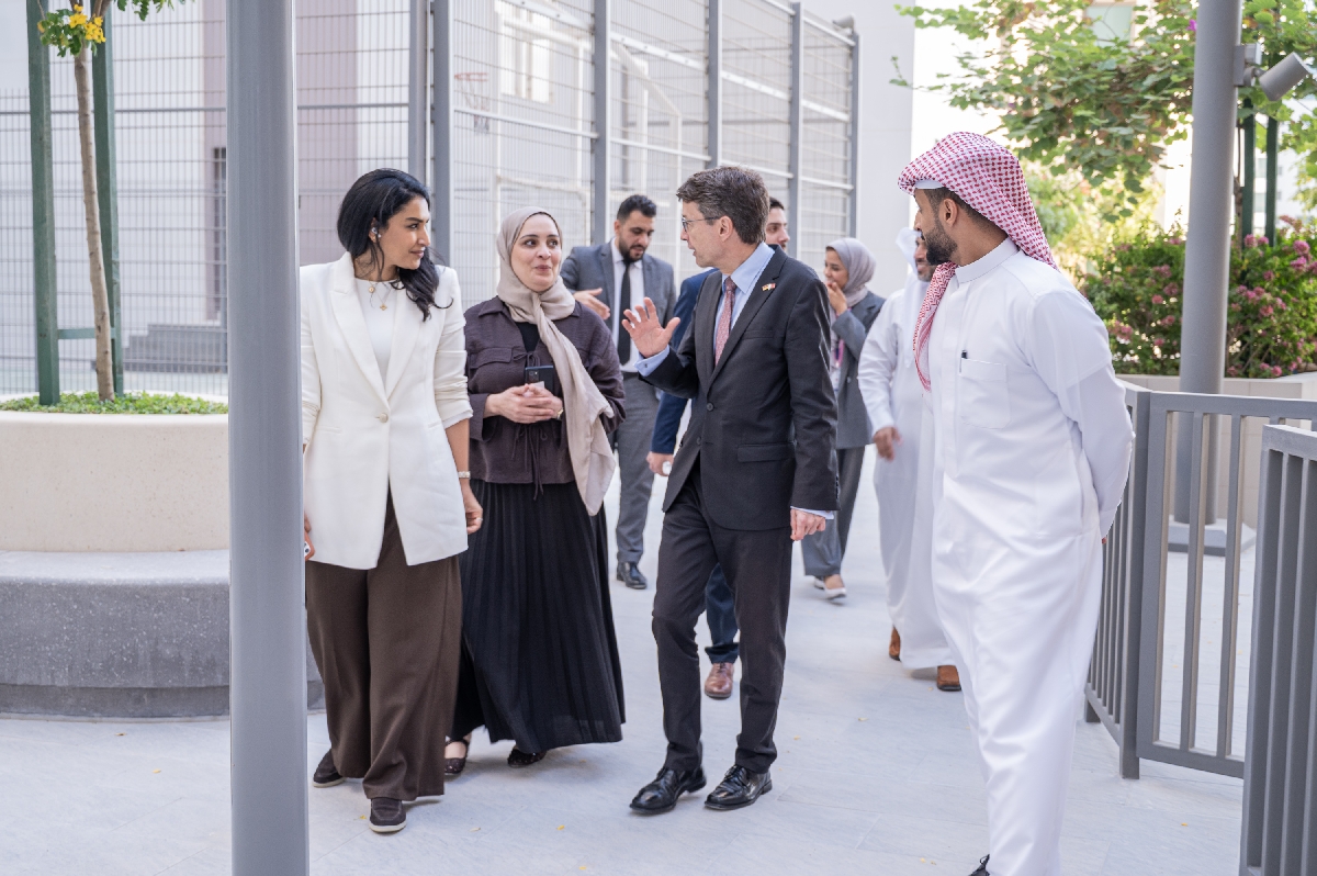 ? سفير جمهورية ألمانيا الاتحادية لدى مملكة البحرين يطلع ميدانياً على المشاريع الإسكانية بمدينة سلمان