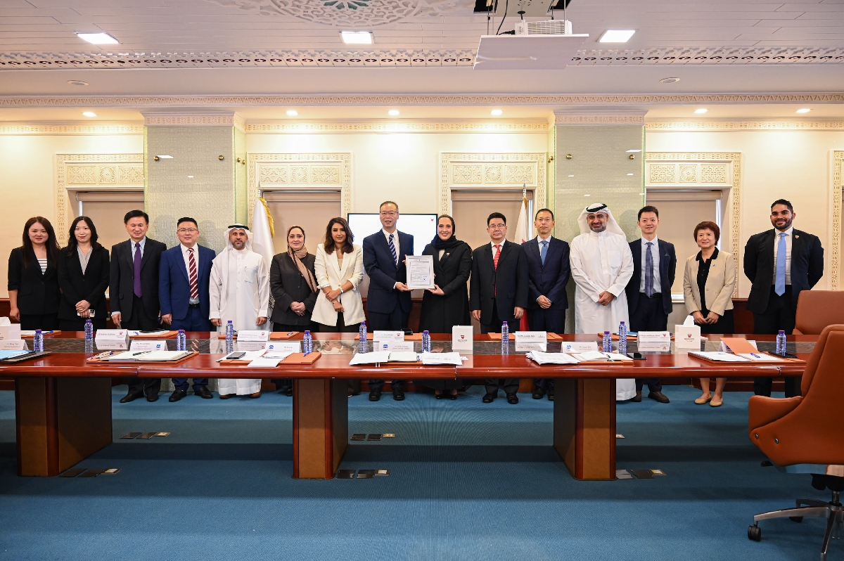 ? الوزيرة آمنة الرميحي مع  السيد زينج زونغبنغ مدير عام شركة سينيشور الصينية