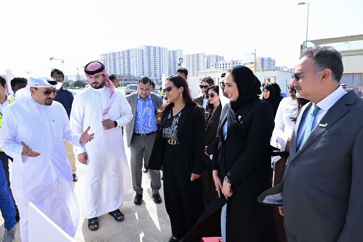 ? وزيرة الإسكان والتخطيط العمراني تشهد وضع حجر الأساس لمشروع إنشاء 24 وحدة سكنية بمدينة سلمان ضمن برنامج حقوق تطوير الأراضي الحكومية